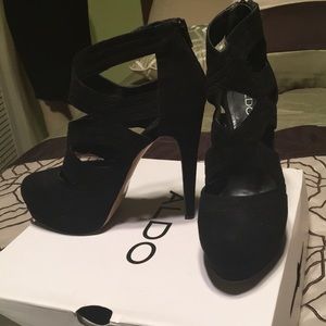 Black cut out pump